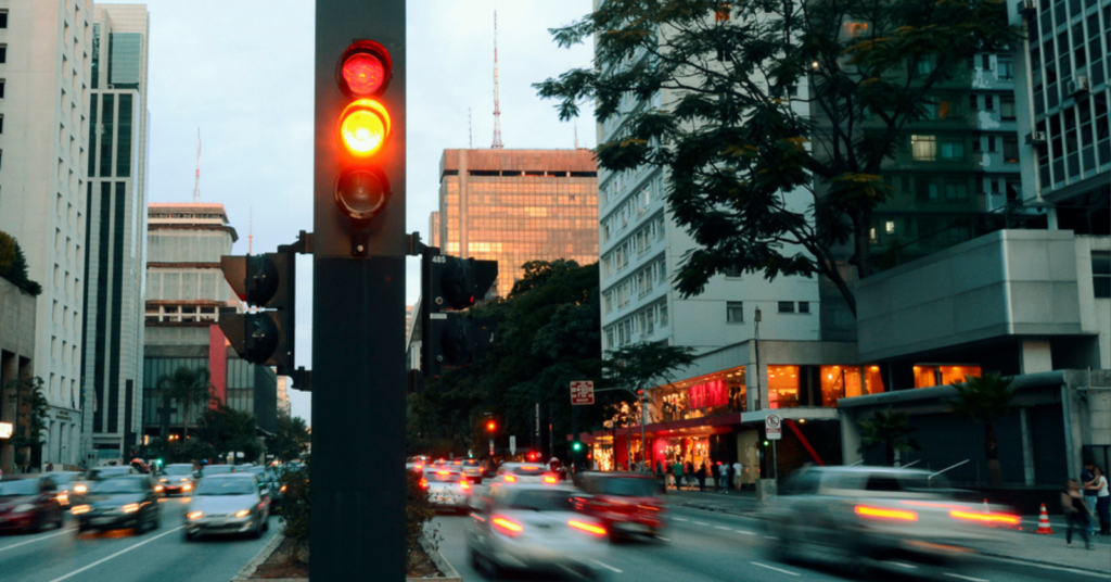 Signs vs. Signals: The Two‑Letter Difference That Explains a Lot About Work